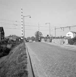 166535 Gezicht op de spoorwegovergang in de Kleiweg te Rotterdam.